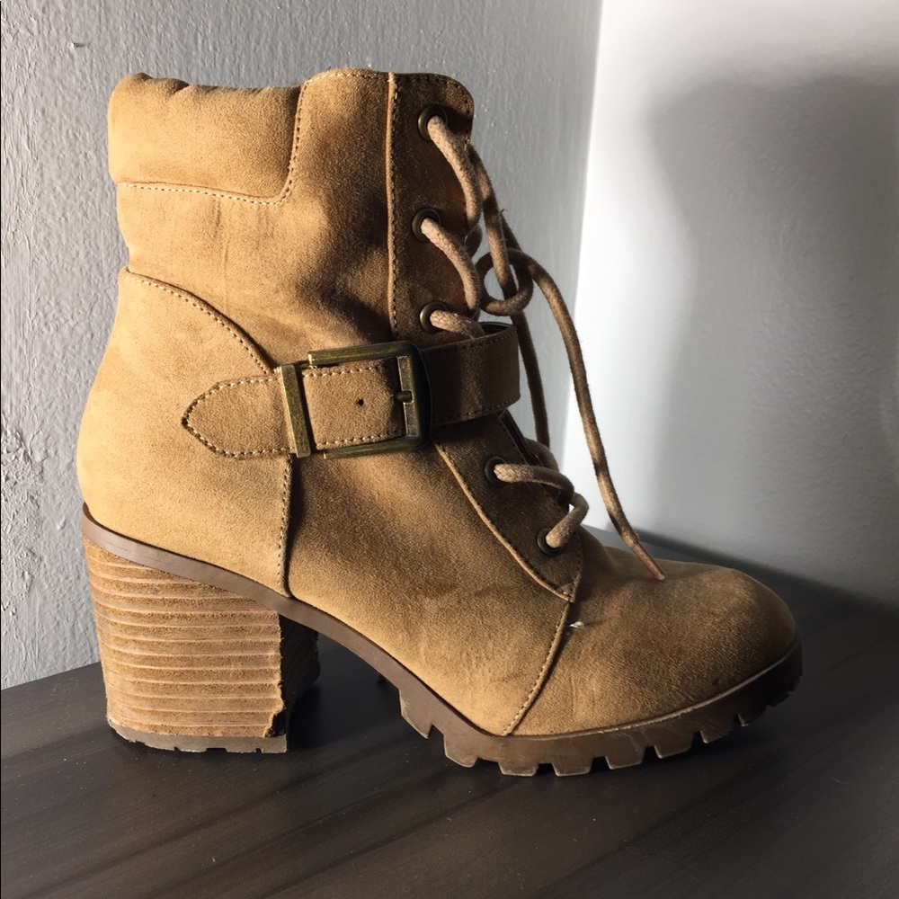 Waverlie Lace-up Boots